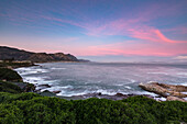 Sonnenuntergang mit Blick auf Walker Bay in Hermanus, Western Cape, Südafrika, Afrika