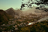 Ansichten von Rio de Janeiro und Christus der Erlöser vom Sugarloaf Berg (Pao de Acuca) bei Sonnenuntergang, Rio de Janeiro, Brasilien, Südamerika