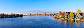 Panorama von Holzhäusern und Windmühlen umrahmt von den blauen Fluss Zaan, Zaanse Schans, Nordholland, Niederlande, Europa