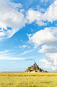 Wolken in den Himmel und Gras im Vordergrund, Mont-Saint-Michel, UNESCO Weltkulturerbe, Normandie, Frankreich, Europa