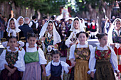 Frauen und Kinder in traditionellem Kleid während der Saint Antioco Parade, Sant'Antioco, Sardinien, Italien, Europa