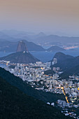 Die Sugar Loaf und Rio de Janeiro Landschaft aus Tijuca National Park, Rio de Janeiro, Brasilien, Südamerika