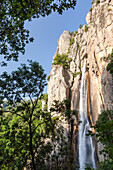 Der Wasserfall von Piscia di Gallo, umgeben von Granitfelsen und grünen Wäldern, Zonza, Südkorsika, Frankreich, Europa