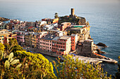 Vernazza im Sonnenuntergang Licht, Cinque Terre Nationalpark, UNESCO Weltkulturerbe, Ligurien, Italien, Mittelmeer, Europa