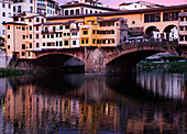 Ponte Vecchio bei Sonnenuntergang spiegelt sich im Fluss Arno, Florenz, UNESCO Weltkulturerbe, Toskana, Italien, Europa