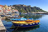 Marina Corricella, hübsches Fischerdorf, bunte Häuser, Boote und Terra Murata, Insel Procida, Bucht von Neapel, Kampanien, Italien, Europa