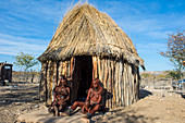 Himba Frauen vor ihrer Hütte, Kaokoland, Namibia, Afrika