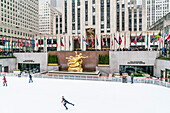 Die Winter-Eislaufbahn in Rockefeller Plaza, New York City, Vereinigte Staaten von Amerika, Nordamerika