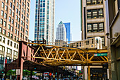 CTA-Zug auf der Loop-Strecke, die über dem Boden in der Innenstadt von Chicago, Illinois, Vereinigte Staaten von Amerika, Nordamerika läuft