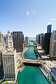 Towers entlang der Chicago River in Richtung Lake Michigan, Chicago, Illinois, Vereinigte Staaten von Amerika, Nordamerika