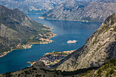 Kreuzfahrtschiff in der Bucht von Kotor, UNESCO Weltkulturerbe, Montenegro, Europa