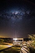 Die Milchstraße über eine Aussichtsplattform auf der Hlosi Game Lodge im Amakhala Game Reserve im Eastern Cape, Südafrika, Afrika