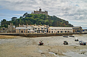 Blick auf St. Michael's Mount von der Landschaftshafenmauer der Gezeiteninsel, Marazion, Cornwall, England, Großbritannien, Europa