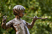Die Peter Pan-Statue von Sir George Frampton aus dem Jahre 1912, im Auftrag von J.M. Barrie, dem Schöpfer des Buches, Kensington Gardens, London, England, Großbritannien, Europa