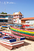 Bunte traditionelle lokale Fischerboote am Strand von Santa Maria, Praia da Santa Maria, Insel Sal, Kap Verde, Atlantik, Afrika