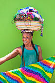 Lokale Frau mit Korb auf dem Kopf Verkauf von Souvenir Schals und Schmuck, Espargos, Santa Maria, Sal Insel, Kap Verde, Afrika