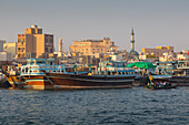 Blick auf Deira Bezirk und Boote auf Dubai Creek, Bur Dubai, Dubai, Vereinigte Arabische Emirate, Mittlerer Osten