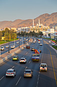 Mohammed Al Ameen Moschee und Verkehr auf Sultan Qaboos Straße, Muscat, Oman, Mittlerer Osten