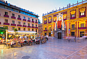 Blick auf Restaurants in der Plaza del Obispo in der Dämmerung, Malaga, Costa del Sol, Andalusien, Spanien, Europa