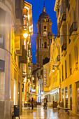 Blick auf die Kathedrale von Malaga von der Calle Marques de Larios in der Dämmerung, Malaga, Costa del Sol, Andalusien, Spanien, Europa