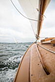 Ein hölzernes Catboat Segel auf Narragansett Bucht, Rhode Island