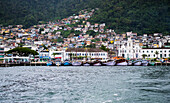 Hafen von Angra dos Reis aus dem Meer gesehen