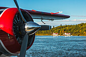 DeHavilland Beaver Floatplanes ankern entlang der Kvichak River in der Bristol Bay Region, Southwest Alaska.