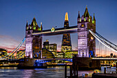 'Schotter mit Turmbrücke bei Sonnenuntergang; London, England'
