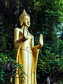 'Eine goldene buddhistische Statue; Luang Prabang, Provinz Luang Prabang, Laos'