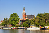 Hafen mit Rathaus in Leer, Ostfriesland, Niedersachsen, Norddeutschland, Deutschland, Europa