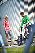 Mann und Frau auf eBike in der Stadt, München, Bayern, Deutschland