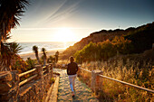 Frau geht Treppe zum Strand hinunter , Andalusien, Südwestküste Spanien, Atlantik, Europa