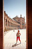 Touristin mit Selfiestick , Sevilla, Andalusien, Spanien, Europa