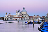Santa Maria della Salute mit Gondeln im Vordergrund, Venedig, UNESCO Weltkulturerbe Venedig, Venetien, Italien