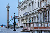 Markusplatz mit San Todaro-Statue und Biblioteca Marciana, Venedig, UNESCO Weltkulturerbe Venedig, Venetien, Italien