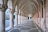 Säulengang am Dogenpalast, Markusplatz, Venedig, UNESCO Weltkulturerbe Venedig, Venetien, Italien