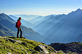 Frau beim Wandern blickt auf Unterbergtal, Stubaier Höhenweg, Großer Trögler, Stubaier Alpen, Tirol, Österreich