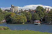 Blick von der Brocas meadow über die Themse auf Windsor und Windsor Castle, Berkshire, London