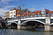 Windsor Bridge über die Themse, verbindet Windsor und Eton, Blick auf Eton, Berkshire, England