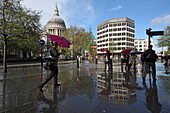 Regentag an der St. Paul's Cathedral, City of London, London, England