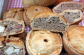 Auslage von Meat Pies auf dem Borough Market, Southwark, London, England