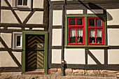 Buntes Fachwerk im Detail mit Tür und Fenstern, Schmalkalden, Thüringen, Deutschland, Europa