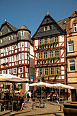 Mehrstöckige Fachwerkhäuser auf dem historischen Marktplatz, Marburg, Hessen, Deutschland, Europa