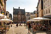 Das Rathaus, eingerahmt von Fachwerkhäuser auf dem historischen Marktplatz, Marburg, Hessen, Deutschland, Europa