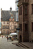 Das Rathaus, eingerahmt von Häusern auf dem historischen Marktplatz, Marburg, Hessen, Deutschland, Europa