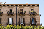 Traditionelle italienische Fenster mit offenen und geschlossenen Fensterläden, Piazza Verdi, Palermo, Sizilien, Italien, Europa