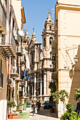 Sonnendurchflutete Gasse mit Menschen, mit Blick zur Kirche Sant’Ignazio all’Olivella, Chiesa di Sant'Ignazio all'Olivella, Piazza Olivella, Palermo, Sizilien, Italien, Europa