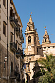 Blick auf den Glockenturm der Kirche Sant’Ignazio all’Olivella, Chiesa di Sant'Ignazio all'Olivella, Piazza Olivella, Palermo, Sizilien, Italien, Europa