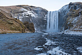 Skógafoss (Skogafoss) Wasserfall, einer der größten Wasserfälle im Winter, Island, Iceland, Europa