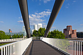 Brücke über den Medienhafen, Blick zum Neuen Zollhof von Frank O. Gehry, Düsseldorf, Nordrhein-Westfalen, Deutschland